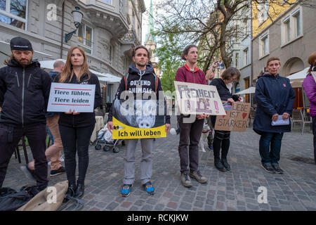 Les gens prennent part à protester contre l'abattage des animaux de rue Banque D'Images