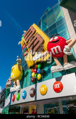 Les gens assistent à M M'S World confiserie à la bande Banque D'Images