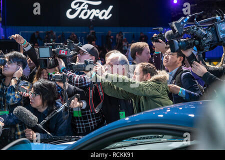 Detroit, Michigan - Photographes entourent le président exécutif de Ford Bill Ford que l'entreprise présente les nouveaux véhicules au North American Internationa Banque D'Images