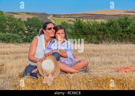 Mère et fille s'amuser à la campagne Banque D'Images