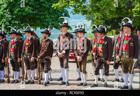 Cérémonie de cérémonie de Corpus Christi procession à Kurtatsch an der Weinstrasse, vallée de l'Adige, Tyrol du Sud, Italie du Nord. Corpus Christi jour. Hommes habillés Banque D'Images