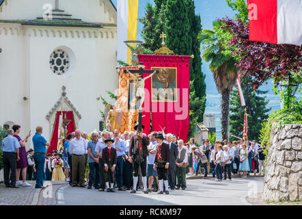 Cérémonie de cérémonie de Corpus Christi à Kurtatsch an der Weinstrasse, Tyrol du Sud, dans le nord de l'Italie. Jour de Corpus Christi Banque D'Images