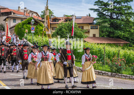 Cérémonie de Corpus Christi procession à Kurtatsch an der Weinstrasse, vallée de l'Adige, Tyrol du Sud, Italie du Nord. Filles vêtues de costume traditionnel Banque D'Images