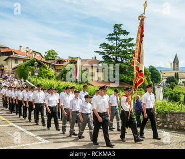 Cérémonie de cérémonie de Corpus Christi à Kurtatsch an der Weinstrasse, Tyrol du Sud, dans le nord de l'Italie. Jour de Corpus Christi Banque D'Images