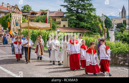 Cérémonie de cérémonie de Corpus Christi à Kurtatsch an der Weinstrasse, Tyrol du Sud, dans le nord de l'Italie. Jour de Corpus Christi Banque D'Images