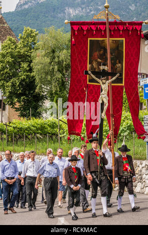 Corpus Christi procession à Kurtatsch an der Weinstrasse, vallée de l'Adige, Tyrol du Sud, nord de l'Italie. Jour de Corpus Christi - Europe Banque D'Images