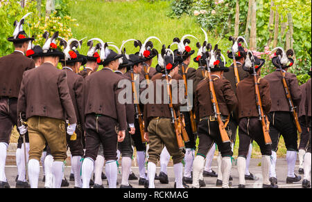 Cérémonie de cérémonie de Corpus Christi à Kurtatsch an der Weinstrasse Tyrol du Sud, dans le nord de l'Italie. Corpus Christi Day. Hommes vêtus de tr Banque D'Images