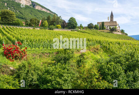 Vue du printemps de l'église de l'idyllique village de Kurtatsch Cortaccia ( LUXEMBOURG ). Cortaccia s'étend sur le côté ensoleillé de la route des vins. Banque D'Images