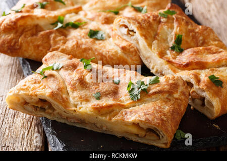 Suluguni Khachapuri délicieux farci au fromage, oeufs Gros plan sur la table horizontale. Banque D'Images