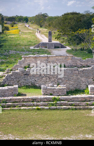 Mexique - 16 Jan 2007 : Sacbe 1 vue depuis le Temple du Soleil ou sept Poupées Str. 1-sub à Dzibilchaltún site archéologique maya près de Mérida Banque D'Images