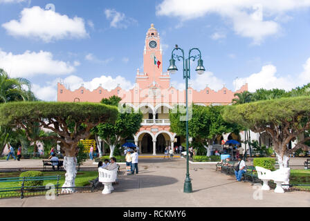 Mexique - Jan 15 2007 : le Palacio Municipal et parc Zócalo, Merida Banque D'Images