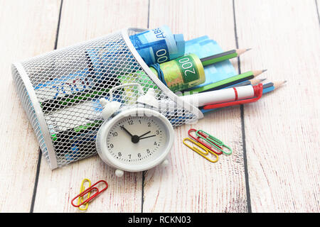 L'argent russe, réveil, stylo et crayons. Encore des affaires et la vie Banque D'Images