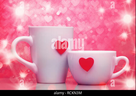 Deux tasses avec plus de coeurs décoratifs Valentine's Day background Banque D'Images