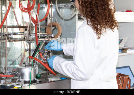 Jeune femme chimiste travaillant dans un laboratoire chimique Banque D'Images