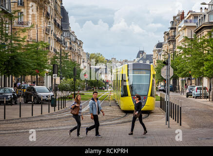 Tramway jaune au centre-ville de Reims pris à Reims, Bourgogne, France le 27 juin 2014 Banque D'Images