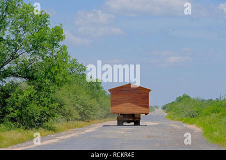 Prefab house déménagement dans un camion et ressemblant à un camping-car rv, Gran Chaco, Paraguay Banque D'Images