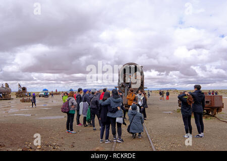 Uyuni, Bolivie, le 31 janvier 2018 : les touristes debout à l'office de tourisme de masse, cimetière, Uyuni, Bolivie Banque D'Images