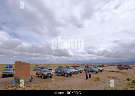 Uyuni, Bolivie, le 31 janvier 2018 : les touristes et d'autos à la cimetière, le tourisme de masse, Uyuni, Bolivie Banque D'Images