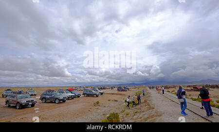 Uyuni, Bolivie, le 31 janvier 2018 : les touristes et d'autos à la cimetière, le tourisme de masse, Uyuni, Bolivie Banque D'Images