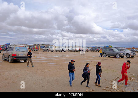 Uyuni, Bolivie, le 31 janvier 2018 : les touristes et d'autos à la cimetière, le tourisme de masse, Uyuni, Bolivie Banque D'Images