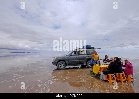 Uyuni, Bolivie, le 31 janvier 2018 : les touristes ayant repas au célèbre lac de sel d'Uyuni plat, le tourisme de masse, Uyuni, Bolivie Banque D'Images