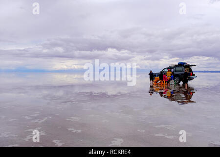 Uyuni, Bolivie, le 31 janvier 2018 : les touristes ayant repas au célèbre lac de sel d'Uyuni plat, le tourisme de masse, Uyuni, Bolivie Banque D'Images