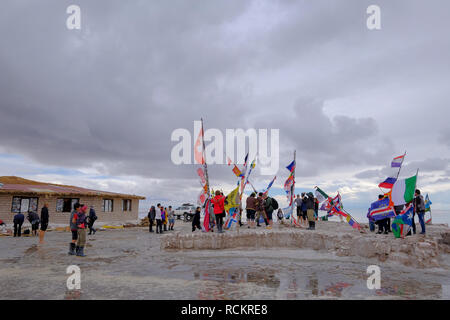 Uyuni, Bolivie, le 31 janvier 2018 : les touristes au drapeau monument situé sur le lac salé télévision, le tourisme de masse, Uyuni, Bolivie Banque D'Images