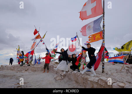 Uyuni, Bolivie, le 31 janvier 2018 : les touristes au drapeau monument situé sur le lac salé télévision, le tourisme de masse, Uyuni, Bolivie Banque D'Images