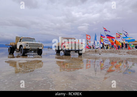 Uyuni, Bolivie, le 31 janvier 2018 : vieux camions sur reflète la surface du Salar de Uyuni Uyuni, Bolivie, télévision Banque D'Images