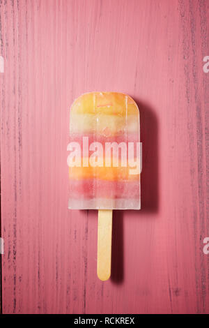 Sur une table en bois de Popsicle. Banque D'Images