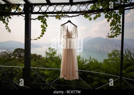 Une magnifique robe de mariage accroché sur un cintre au milieu d'un paysage pittoresque Banque D'Images