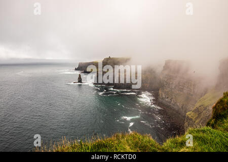 À jour brumeux les Falaises de Moher, Irlande Banque D'Images