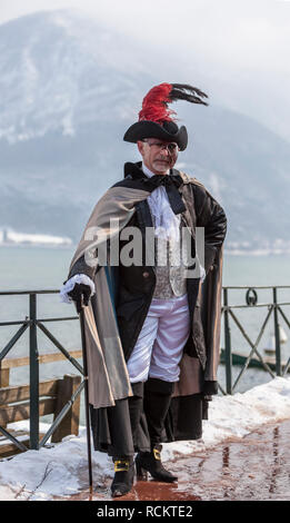 Annecy, France, Février 24, 2013 : Portrait d'une personne déguisée posant à Annecy, France, lors d'un carnaval vénitien qui célèbre la beauté de Banque D'Images