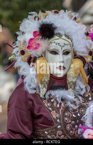 Annecy, France, Février 24, 2013 : Portrait d'une personne déguisée posant à Annecy, France, lors d'un carnaval vénitien qui célèbre la beauté de Banque D'Images