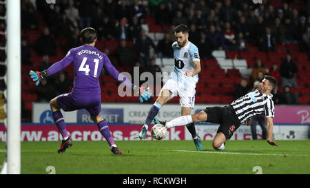 Les Blackburn Rovers' Ben Brereton (centre) a un tir au but lors de la FA Cup troisième ronde unis replay match à Ewood Park, Blackburn. Banque D'Images