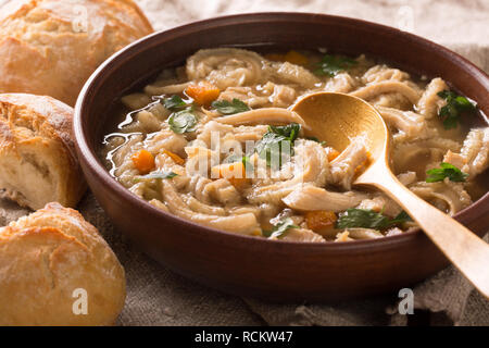 Cuisine traditionnelle polonaise : flaczki avec légumes close-up dans un bol sur une table servie avec du pain. Banque D'Images