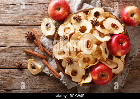Copeaux de pomme avec de la cannelle et d'anis étoilé close-up sur une plaque sur la table. Haut horizontale Vue de dessus Banque D'Images