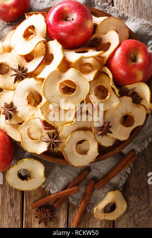 Copeaux de pomme croustillante à base de fruits sur une assiette sur la table. Haut Vertical Vue de dessus Banque D'Images