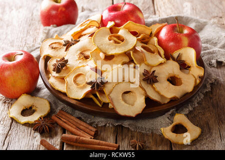 Des plaquettes de croustillantes pommes fraîches close-up sur une plaque sur la table horizontale. Banque D'Images
