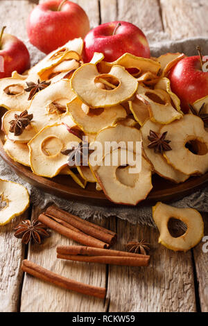 Copeaux de pomme sucrée à la cannelle et d'anis étoilé gros plan sur une plaque verticale sur la table. Banque D'Images