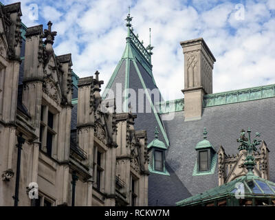 Biltmore House clocher, toit, fenêtres et boiseries featurers, Asheville, Caroline du Nord, États-Unis, 2017. Banque D'Images