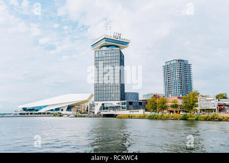 L'A'dam Tower - un bâtiment élevé à Amsterdam avec un plan de l'article Banque D'Images