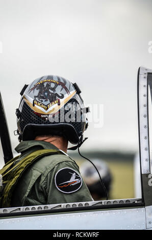 Le pilote Ed Shipley de l'équipe de vol Horsemen dans le cockpit de l'avion de chasse nord-américain P-51 Mustang se préparant à décoller au spectacle aérien Banque D'Images