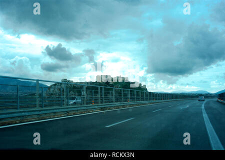 Autoroute tranquille avec barrière centrale, ciel d'orage au-dessus Banque D'Images