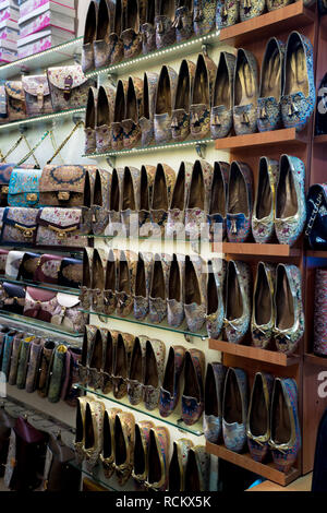 Chaussons Babouche traditionnelle turque pour la vente au Grand Bazar à Istanbul, Turquie Banque D'Images