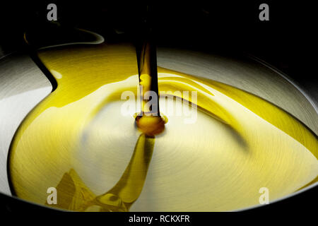 Verser de l'huile de cuisson dans une poêle à frire, Close up, high angle view Banque D'Images