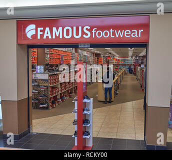 BURLINGTON, USA - 3 avril 2016 : Famous Footwear outlet. Famous Footwear fait partie d'Caleres Inc., une compagnie de chaussures qui offre un large po Banque D'Images