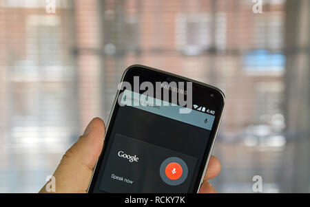 Montréal, Canada - le 5 avril 2016 : application Android Google OK sur téléphone cellulaire. OK Google est une application pour obtenir les commandes vocales. Banque D'Images