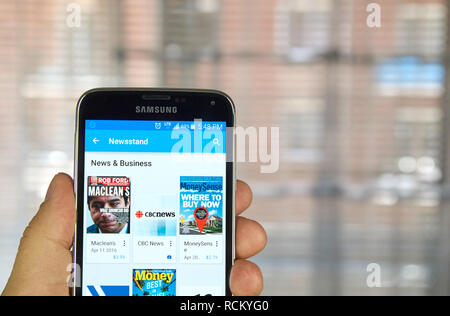 Montréal, Canada - le 5 avril 2016 : Google Play Kiosque sur téléphone Android. Google Play Kiosque est un agrégateur de nouvelles et kiosque sont utilisés Banque D'Images