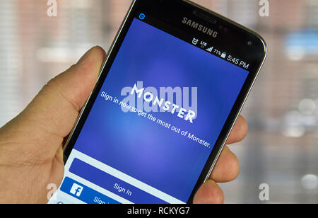 Montréal, Canada - le 7 avril 2016 Recherche d'emploi Monster : application sur un téléphone cellulaire. Monster est une solution d'emploi en ligne pour les personnes en quête de j Banque D'Images